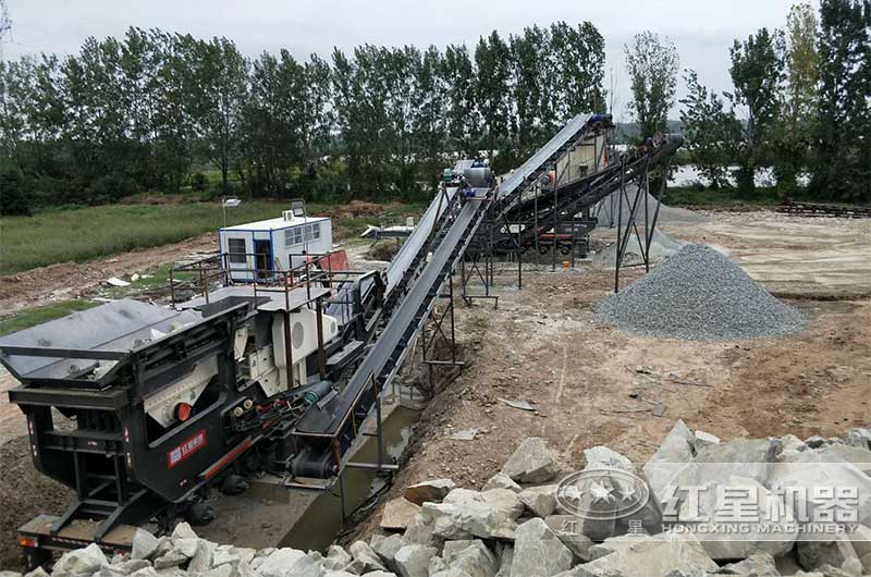 兩臺單機作業的移動式破碎機現場