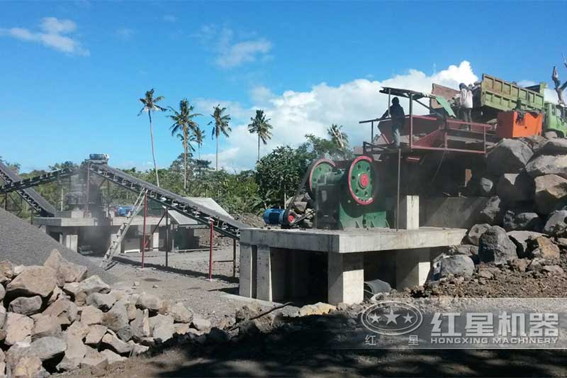 白云石顎式破碎機破碎現場實拍圖