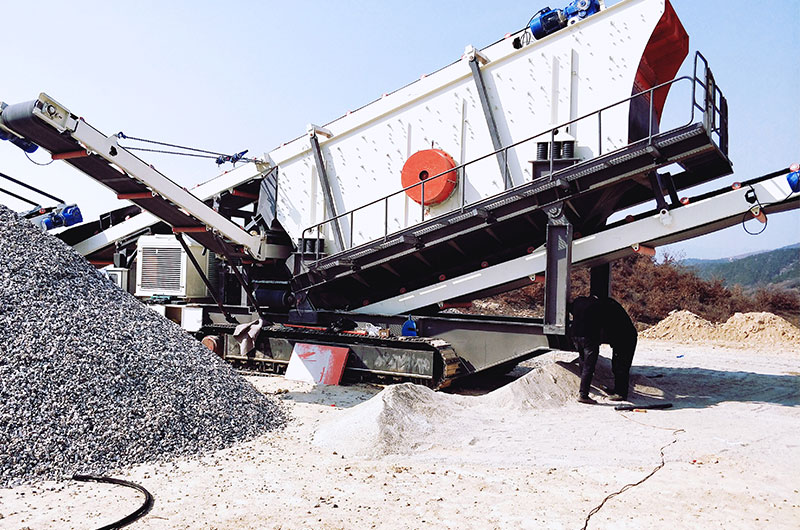 移動(dòng)式破碎機(jī)現(xiàn)場(chǎng)