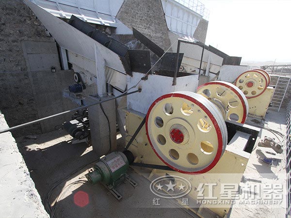 顎式破碎機現場