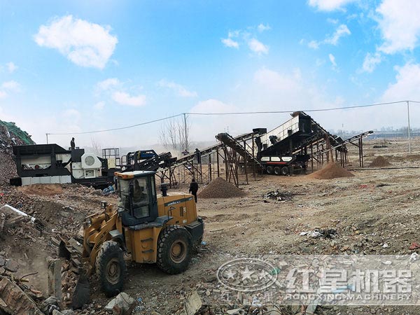 車載流動磕石機破碎現場