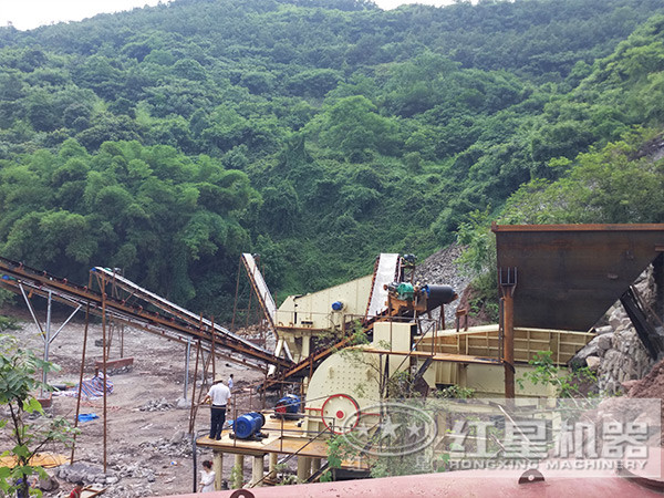 錘式破碎機破碎鋁礬土現場