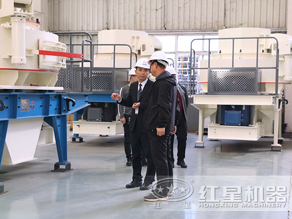 客戶參觀硅石制砂機(jī)
