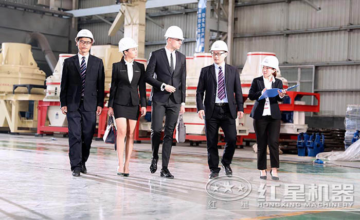 用戶來(lái)廠參觀試機(jī)煤矸石制沙機(jī)