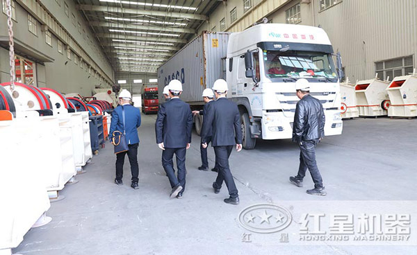 用戶來廠參觀試機環保型石頭破碎機