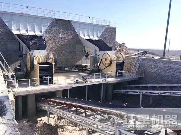 兩臺鄂式制沙機作業現場