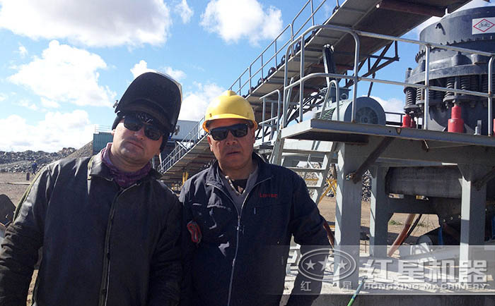 紅星工作人員到現(xiàn)場指導(dǎo)客戶安裝并試運行-合照