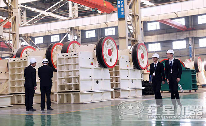 技術工程師對鵝卵石粉碎機檢測