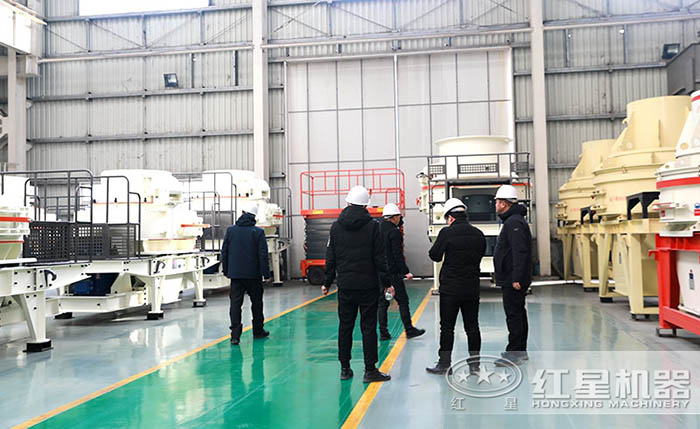 用戶來廠參觀試機石頭制砂機設備
