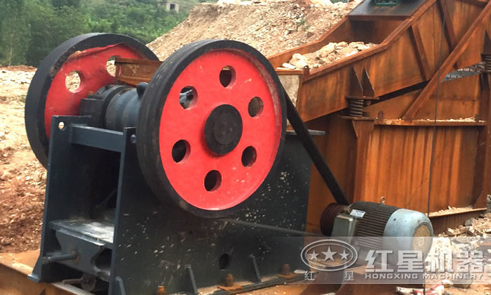 工作中的頁巖破碎機近景