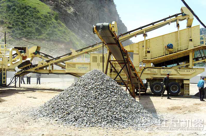 車載式移動碎石機現場作業圖