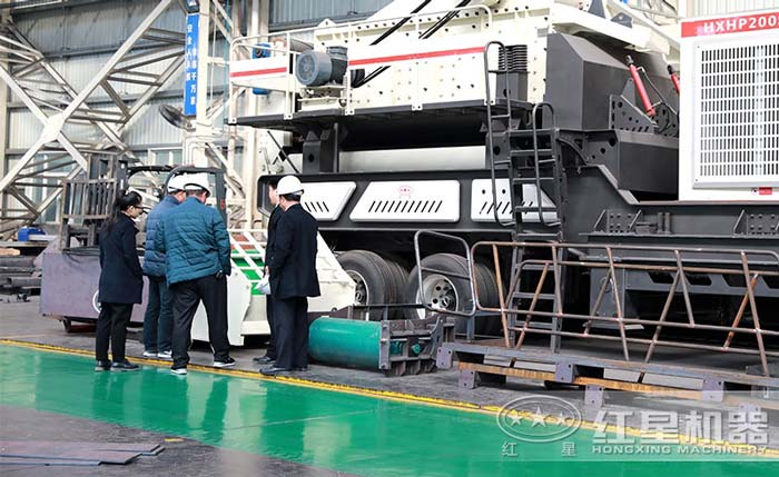 客戶到紅星機器廠區考察參觀設備