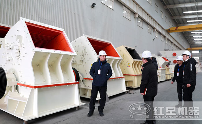 客戶來(lái)廠咨詢新型號(hào)石灰石錘式破碎機(jī)