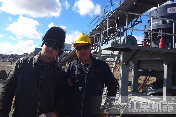 紅星技術人員到用戶現場指導安裝設備