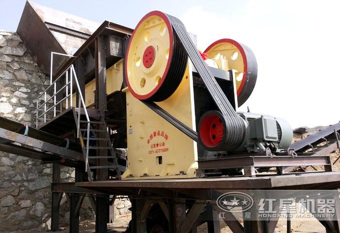 小型顎式咬石機工作現場