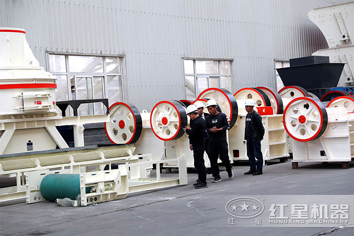 客戶(hù)來(lái)廠參觀礦山破碎機(jī)-百聞不如一見(jiàn)