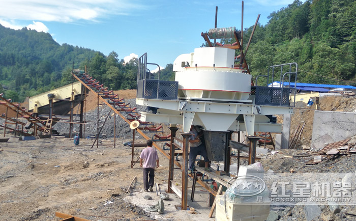 沖擊式破碎機生產(chǎn)現(xiàn)場