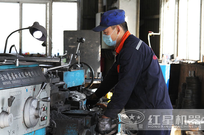 紅星機(jī)器專(zhuān)業(yè)技術(shù)人員現(xiàn)場(chǎng)作業(yè)