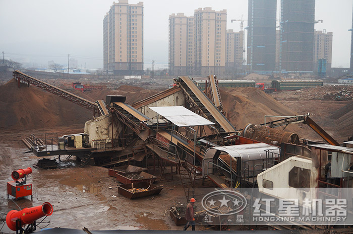 汽車移動磚渣粉碎機(jī)加工現(xiàn)場