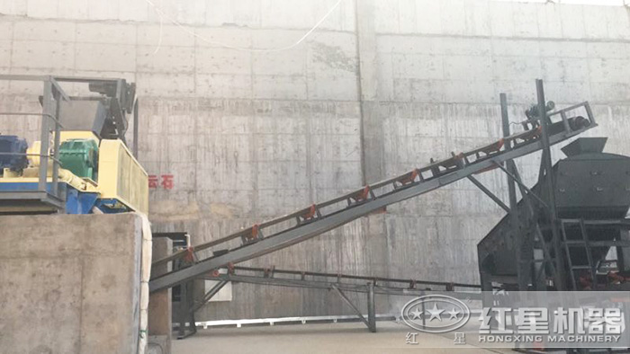 紅星對輥式碎石機室內作業現場