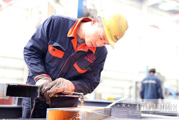 pe250*750顎式破碎機工人操作現(xiàn)場