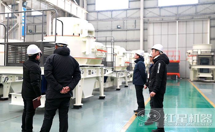 客戶到紅星機器廠區參觀河石制砂機