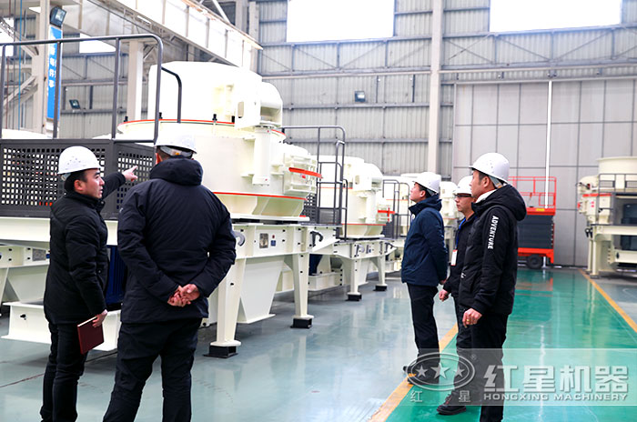 用戶來廠參觀制砂機設(shè)備