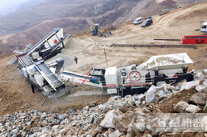 移動式大型石頭破碎機加工現(xiàn)場