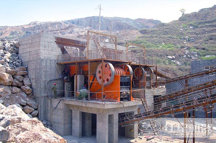 時(shí)產(chǎn)100噸小型石頭粉碎機(jī)作業(yè)現(xiàn)場
