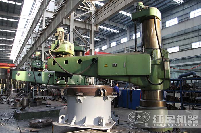紅星機器專業化、智能化的圓錐破生產加工車間