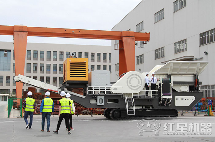 客戶(hù)到廠(chǎng)參觀(guān)移動(dòng)式建筑骨料破碎機(jī)