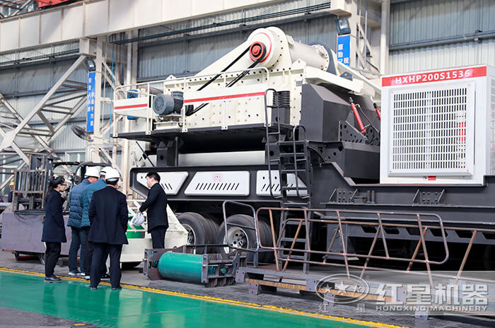 專業技術人員為客戶現場介紹合適設備