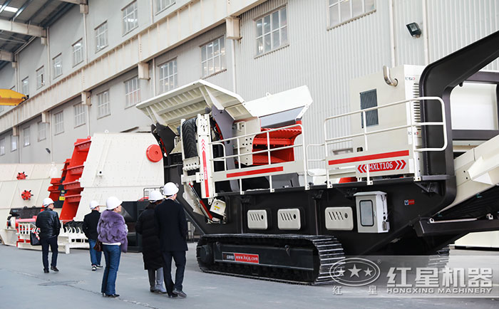 客戶到紅星廠區參觀移動沙石粉碎機