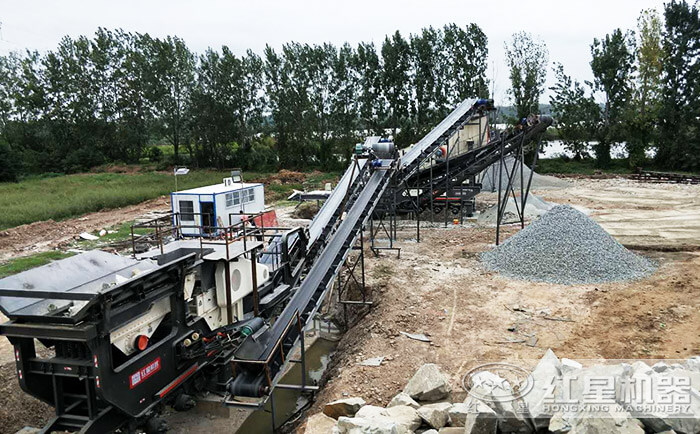 武漢客戶的流動顎式破碎機現場作業