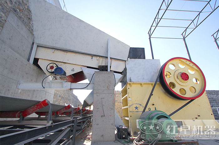 大型砂石場液壓巖石破碎機作業現場