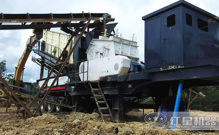 反擊式移動石子機械加工現場