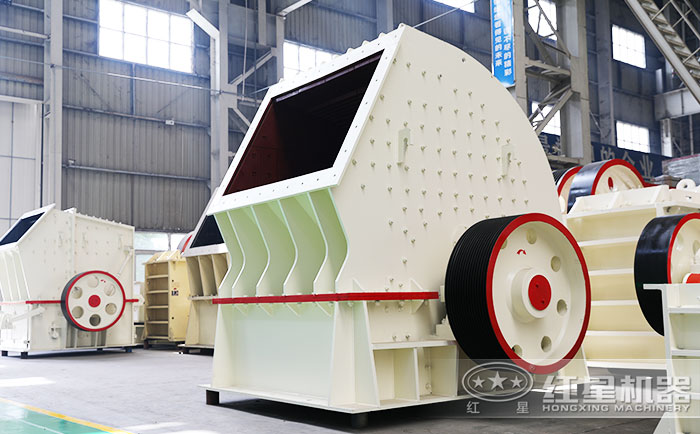 重錘式粉碎機設(shè)備生產(chǎn)車間