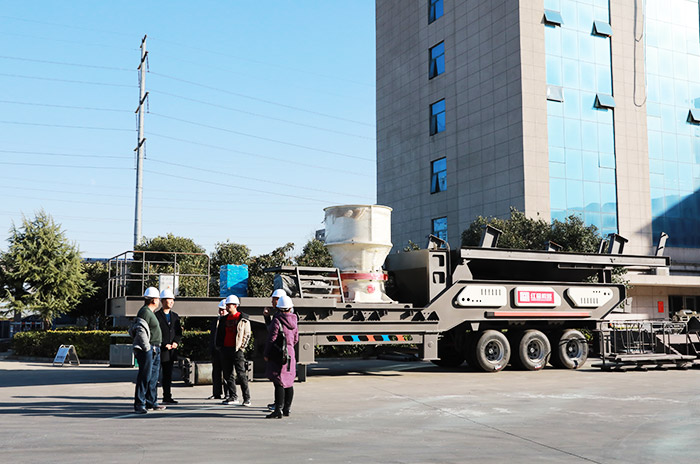 客戶到紅星機(jī)器廠區(qū)參觀考察設(shè)備