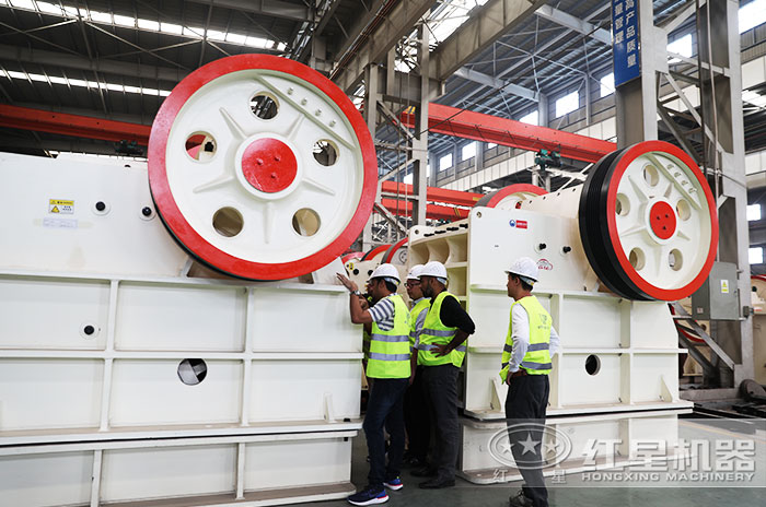 客戶來紅星機(jī)器參觀考察顎破設(shè)備