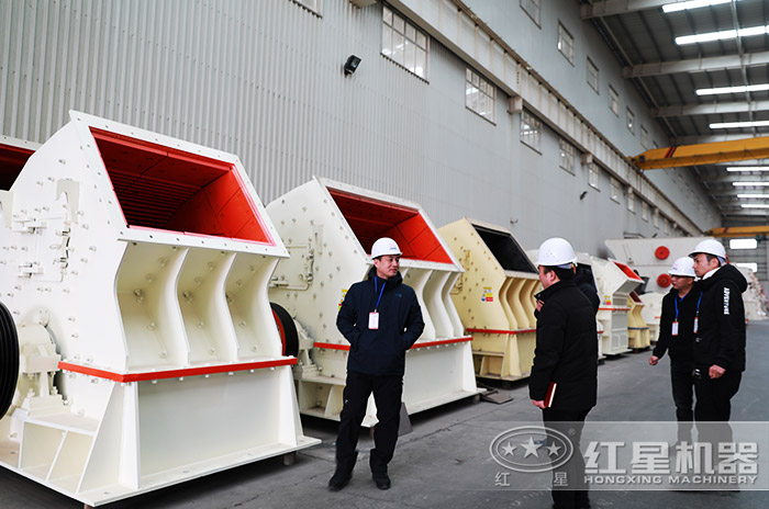 客戶到紅星機器廠區參觀考察錘式制砂機設備