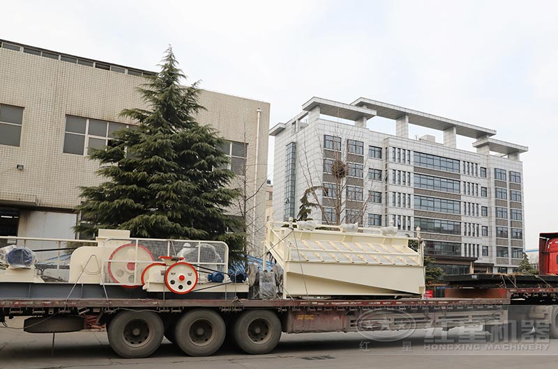 對輥式制砂機廠區發貨