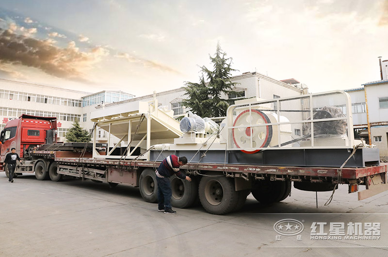 紅星對輥式制砂機發貨中