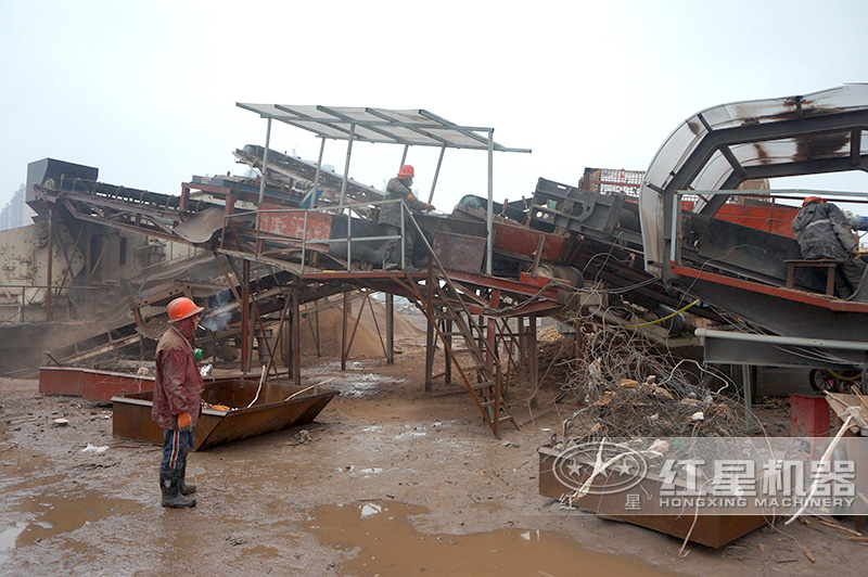 紅星移動石頭粉碎機處理建筑垃圾現場