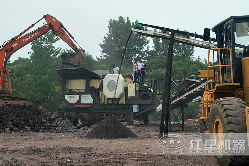 柴油動力移動碎煤機作業(yè)現場