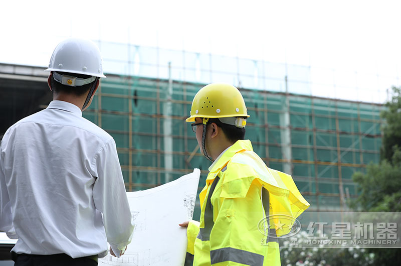 紅星機器工程師為用戶現(xiàn)場安裝設(shè)備